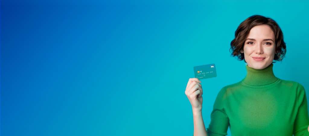 Femme souriante tenant une carte bancaire