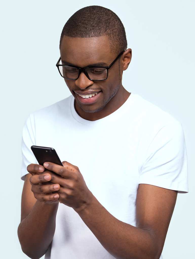 Homme noir souriant avec son téléphone portable