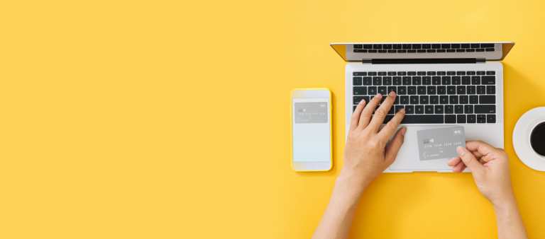 Paiement sur mobile et ordinateur avec une carte bancaire
